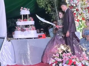 Viral Pengantin Potong Kue Pernikahan Bukan Pakai Pisau Tapi Pedang