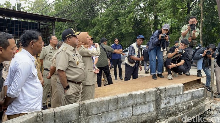 Wagub DKI Jakarta Rano Karno mengecek perbaikan jalan amblas di Lenteng Agung