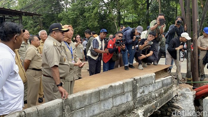 Wagub Jakarta Rano Karno meninjau Jalan Raya Lenteng Agung Jaksel arah Depok yang sempat amblas. Dia terkejut perbaikan jalan tak butuh waktu lama. (Devi P/detikcom)