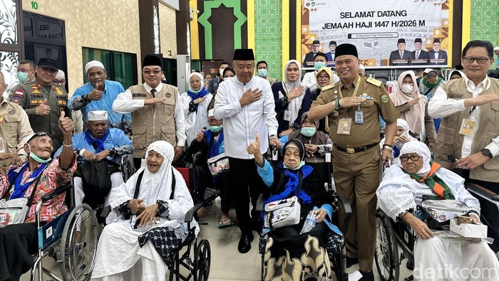 Wakil Gubernur Sumatera Selatan Cik Ujang saat menyambut kedatangan kloter pertama Embarkasi Palembang