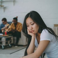 7 Alasan Merasa Kesepian padahal Punya Banyak Teman, Pernah Mengalaminya?
