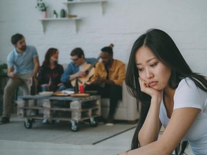 7 Alasan Merasa Kesepian padahal Punya Banyak Teman, Pernah Mengalaminya?