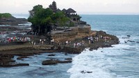 Wisatawan mancanegara mengunjungi Daya Tarik Wisata Tanah Lot di Tabanan, Bali, Selasa (2/6/2026). ANTARA FOTO/Nyoman Hendra Wibowo