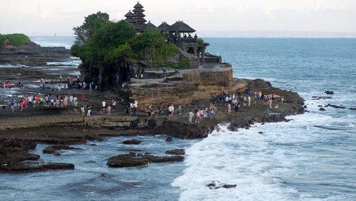 Wisatawan mancanegara berkunjung ke Daya Tarik Wisata (DTW) Tanah Lot, Tabanan, Bali, Selasa (2/6/2026). Badan Pusat Statistik (BPS) mendata pada periode Januari-April 2026 jumlah kunjungan wisatawan mancanegara di Indonesia tercatat mencapai 4,68 juta kunjungan atau naik 8,24 persen dibandingkan periode yang sama tahun 2025 yakni 4,33 juta kunjungan dengan optimalisasi promosi digital, pengembangan destinasi, serta peningkatan kualitas layanan dan fasilitas di sektor pariwisata. ANTARA FOTO/Nyoman Hendra Wibowo/wsj.