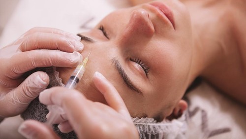 Woman having dark undereye circles and undergoing hylauronan acid treatment done to prevent it