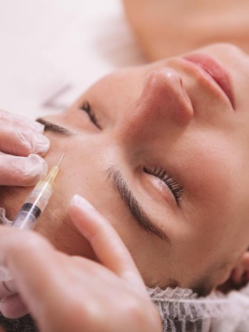Rela Wajah Bentol Sultan Demi Awet Muda? Ini Tren Skin Booster yang Hits
