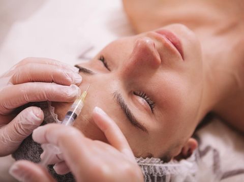 Tren Skin Booster Glass Skin, Benarkah Bikin Kulit Glowing? Ini Kata Dokter!
