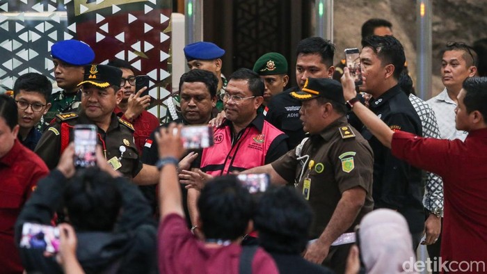 Mantan Wakil Kepala Badan Gizi Nasional (BGN), Sony Sonjaya, memasuki mobil tahanan di Gedung Kejaksaan Agung, Jakarta, Rabu (3/6/2026).