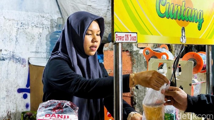 Ainun Nazwa saat melayani pembeli Es Teh Cuntang di Kelurahan Karawang Wetan, Kabupaten Karawang