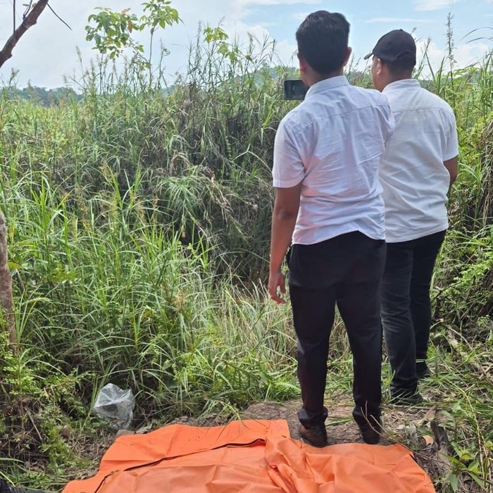 Korban ditemukan tengkurap di semak-semak belakang Masjid Agung Sangatta, Bukit Pelangi.