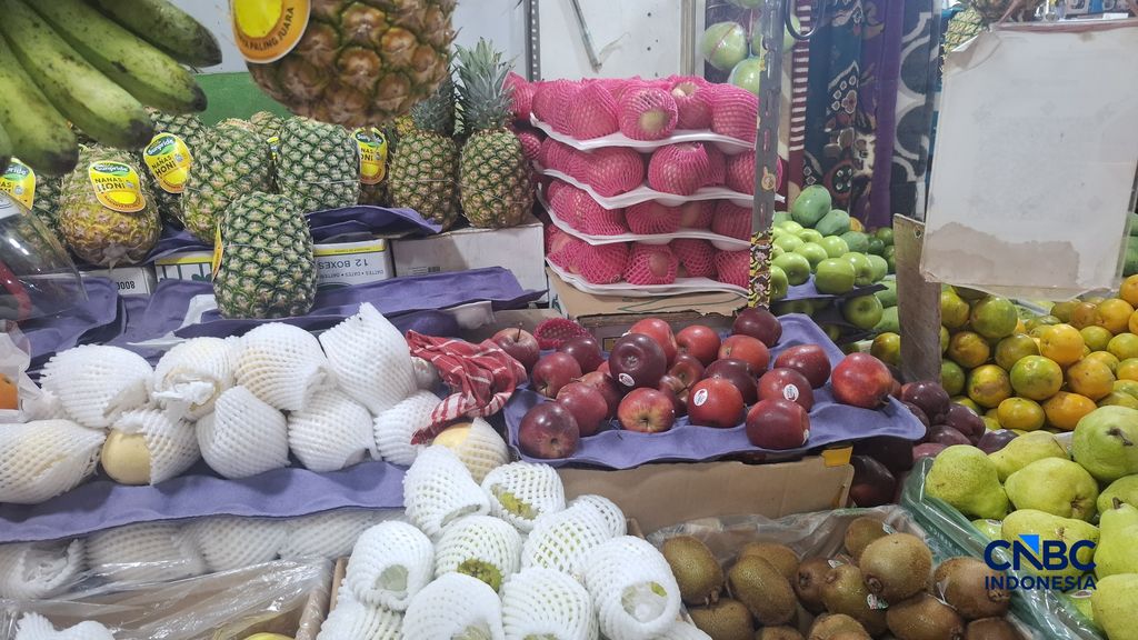 Aneka buah impor yang dijual di Pasar Senen, Jakarta Pusat pada Rabu (3/6/2026). (CNBC Indonesia/Chandra Dwi Pranata)