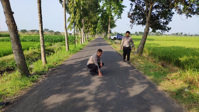 Anggota Unit Gakkum Satlantas Polres Nganjuk melakukan olah TKP kecelakaan
