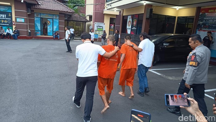 Aparat Polres Tasikmalaya Kota saat menggelandang pelaku curanmor.