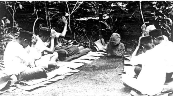 Arca pemujaan (patung panumbahan) di Dologsilou, 1930. (dok. kitlv.nl)