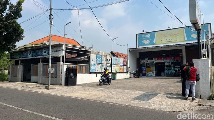 Bangunan milik 2 warga yang masih menolak pembebasan lahan