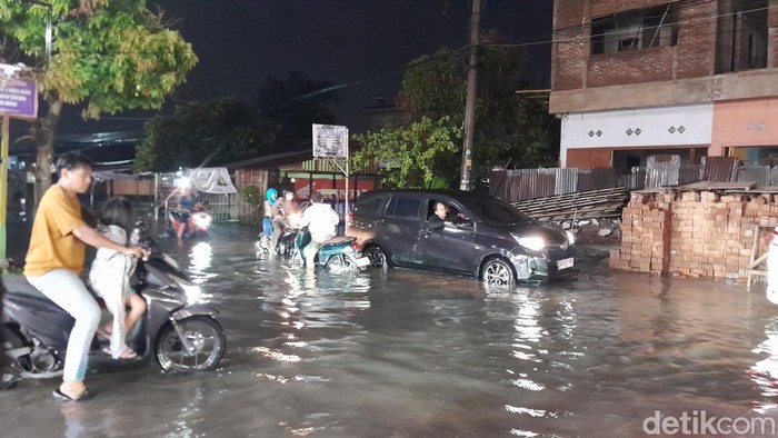 Banjir di Jalan Meteorologi, Kecamatan Percut Sei Tuan, Kabupaten Deli Serdang. (Rechtin Hani Ritonga/detikSumut)
