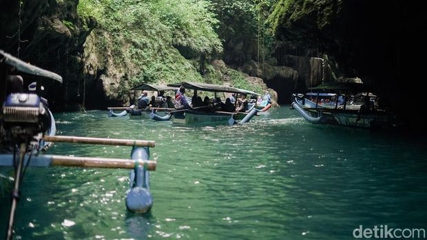 Batu Payung Green Canyon Pangandaran