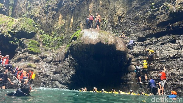 Batu Payung Green Canyon Pangandaran
