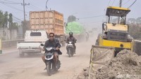 Kemacetan dipicu penerapan sistem buka-tutup jalan karena sebagian badan jalan digunakan untuk pekerjaan pelebaran. Kendaraan dari kedua arah harus melintas secara bergantian, sehingga arus lalu lintas tersendat, terutama saat kendaraan berat melintas.