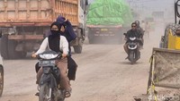 Kondisi ini menuai beragam tanggapan dari masyarakat. Sebagian pengendara mengeluhkan kemacetan yang terjadi hampir sepanjang hari, selain debu yang muncul akibat aktivitas proyek.