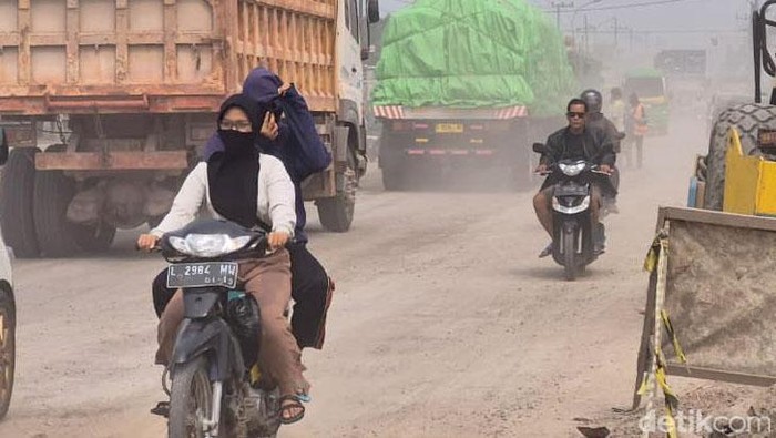 Berdebu dan Macet imbas proyek pelebaran jalan di Gresik