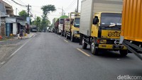 Dari arah Morowudi, kemacetan terjadi mulai Balai Desa Boteng, Kecamatan Menganti, hingga Jalan Mojotengah. Sementara dari arah sebaliknya, antrean kendaraan terlihat mulai Jalan Raya Kedamean, tepatnya di wilayah Balongjerambah, Desa Legundi, Kecamatan Kedamean.