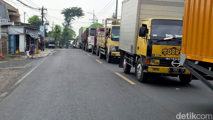 Berdebu dan Macet imbas proyek pelebaran jalan di Gresik