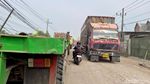 Proyek Pelebaran Jalan di Gresik Picu Macet Panjang dan Debu Tebal
