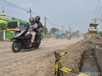 Proyek Pelebaran Jalan di Gresik Picu Macet Panjang dan Debu Tebal