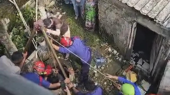 Seorang bocah laki-laki berusia 10 tahun jatuh ke sumur saat mencari mainan di Cilodong, Depok. Pemadam kebakaran (damkar) turun tangan mengevakuasi bocah tersebut.
