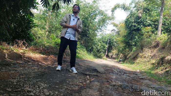 Bupati Bandung Barat, Jeje Ritchie Ismail cek jalan rusak di Gununghalu