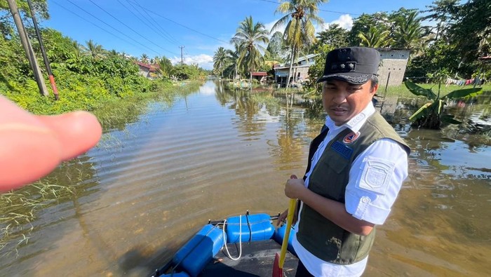 Bupati Luwu Utara Andi Abdullah Rahim saat meninjau banjir di wilayahnya. Dokumen Istimewa