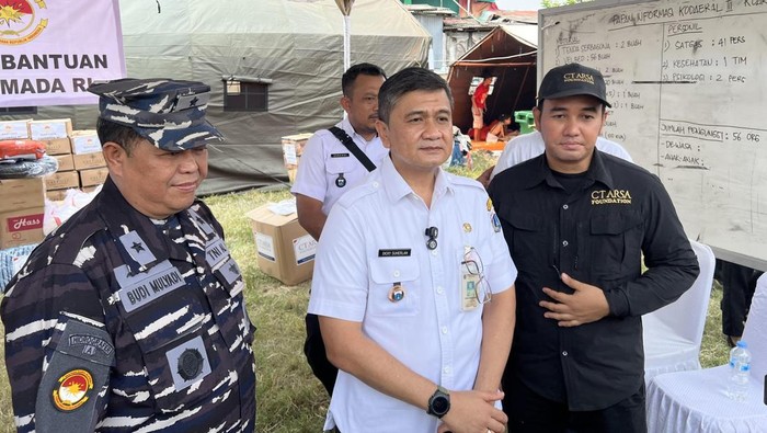 Camat Kemayoran Dicky Suherlan saat menerima penyerahan bantuan dari CT Arsa Foundation dan Koarmada RI ke korban kebakaran di Kemayoran