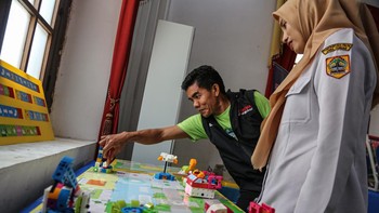 Program ini merupakan bagian dari upaya memperkuat transformasi pendidikan usia dini agar lebih adaptif terhadap perkembangan teknologi. Selain mengenalkan teknologi, pelatihan juga menanamkan berbagai nilai penting kepada para pendidik, seperti kerja sama, pencegahan perundungan, literasi digital, serta penggunaan teknologi secara bijak tanpa menimbulkan ketergantungan pada gawai. ANTARA FOTO/Makna Zaezar
