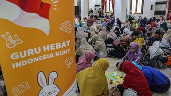 Suasana pelatihan berlangsung antusias. Para guru tampak aktif mengikuti arahan fasilitator, mencoba berbagai perangkat robotik, serta mempraktikkan permainan edukatif yang dirancang untuk melatih logika, kreativitas, dan kemampuan memecahkan masalah pada anak-anak. ANTARA FOTO/Makna Zaezar