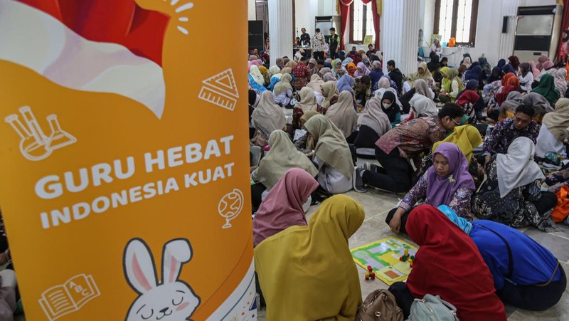 Peserta mempraktikkan permainan edukatif robotik dan koding dalam Pelatihan Program Khusus Bunda Paud Jateng di Wisma Perdamaian, Semarang, Jawa Tengah, Rabu (3/6/2026). Pemprov Jawa Tengah menggelar pelatihan pembelajaran merakit robot, koding, dan matematika yang diikuti sebanyak 450 tenaga pendidik Paud dan TK se-provinsi tersebut sebagai upaya memperkuat transformasi pendidikan usia dini yang adaptif terhadap teknologi sekaligus menanamkan nilai kerja sama, anti perundungan, bijak digital, dan pembelajaran tanpa ketergantungan gawai. ANTARA FOTO/Makna Zaezar