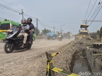Debu Proyek Pelebaran Jalan Mojotengah Gresik Dikeluhkan Warga-Pengendara