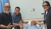 Karena saya posting tentang sohib saya Tyo Pakusadewo via igs ... banyak DM yang masuk menanyakan kabar, mendoakan Tyo, dan juga banyak yang nanya nmr rek.nya ...Maka dari itu atas inisiatif saya pribadi , saya bikin OPEN DONATION ini untuk membantu meringankan beban biaya pengobatan sohib saya ... Tyo ini statusnya pasien BPJS kls 3 dan tidak punya asuransi. Nah, sejak tgl 27/1/26 sampai tgl 31/5/26 sudah 4x keluar masuk RS ... Rumah Sakit nya juga beda-beda ... Karena penyakitnya juga beda-beda, tulis Dewi Irawan dalam Instagram miliknya dilihat detikcom, Kamis (4/6/2026). Foto: dok instagram Dewi Irawan