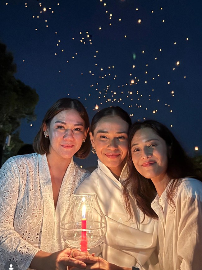 Gaya Kompak Geng Cinta AADC Ikut Festival Lampion di Candi Borobudur