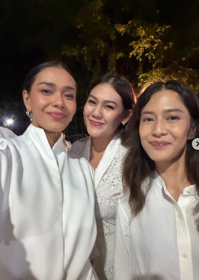 Tiga sekawan itu tampil kompak kenakan busana berwarna putih. Penampilan ketiganya juga terlihat natural dengan pulasan makeup soft yang minimalis. Foto: Instagram/@therealdisastr