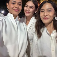 Tiga sekawan itu tampil kompak kenakan busana berwarna putih. Penampilan ketiganya juga terlihat natural dengan pulasan makeup soft yang minimalis. Foto: Instagram/@therealdisastr