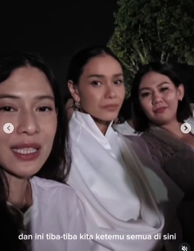 Dalam unggahannya Dian mengungkapkan bahwa pertemuan ketiganya itu tak direncanakan sebelumnya. Ketiganya bertemu tanpa sengaja saat menghadiri Festival Lampion untuk perayaan Waisak 2026 di Candi Borobudur. Foto: Instagram/@therealdisastr