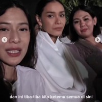 Dalam unggahannya Dian mengungkapkan bahwa pertemuan ketiganya itu tak direncanakan sebelumnya. Ketiganya bertemu tanpa sengaja saat menghadiri Festival Lampion untuk perayaan Waisak 2026 di Candi Borobudur. Foto: Instagram/@therealdisastr