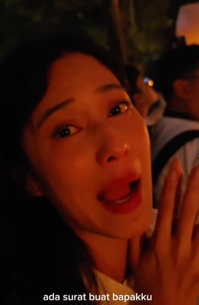 Sambil menahan tangis haru, Dian juga mengungkapkan jika dirinya menyelipkan surat untuk almarhum sang ayah di lampion tersebut. Foto: Instagram/@therealdisastr