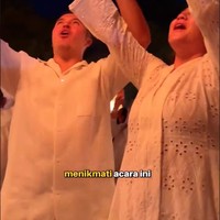 Sissy Prescillia sendiri tampak hadir didampingi suaminya, Rifat Sungkar. Sissy pun tampak begitu terpukau melihat keindahan saat lampion-lampion tersebut diterbangkan. Foto: Instagram/@rifato