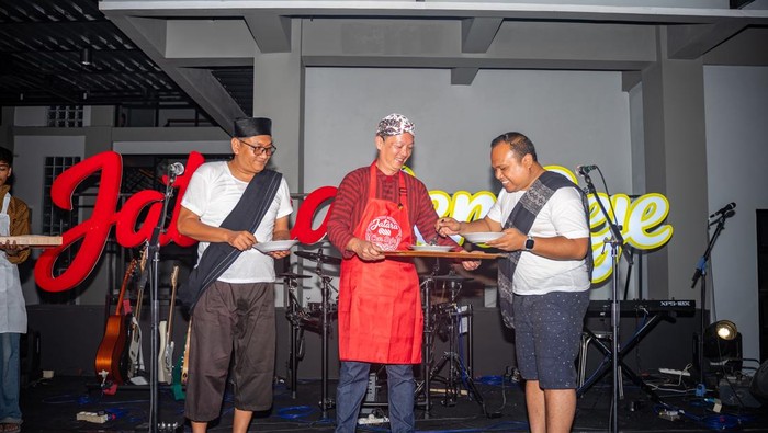 Direktur Utama Jatara Henri menyajikan bakmi jawa masakannya untuk Komisaris Jatara Yanis Taufik dan Direktur Operasional Jatara Joko Prasetyo, Selasa (2/6/2026).