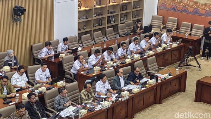 Direktur Utama PT KAI Bobby Rasyidin rapat dengan Komisi VI