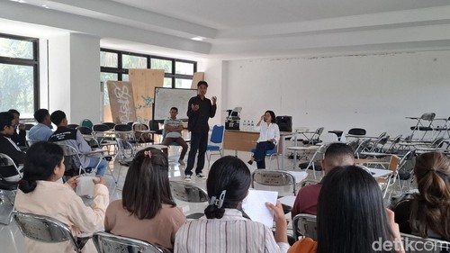 Sejumlah mahasiswa dan dosen saat menggelar kuliah umum bertajuk Menelisik Pancasila dari Kamp Pengungsian Masyarakat Eks Timor-Timur di Kabupaten Kupang, Selasa (2/6/2026) di Aula Undana Kupang, NTT.