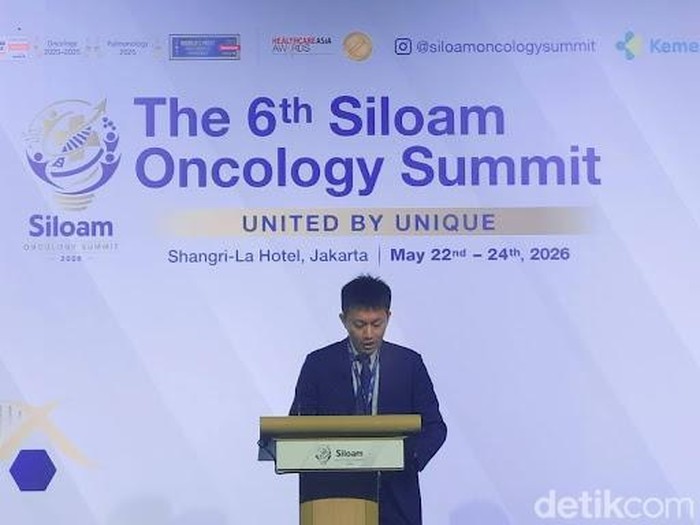 Dr. Baiqiang DONG saat memberikan paparan di Siloam Oncology Summit
