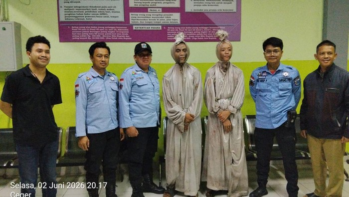 Dua orang pengamen pocong terjaring razia malam-malam berujung diangkut Dinsos, pada Selasa (2/6/2026).